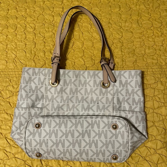 Michael Kors Tote Monogram White, made of leather with gold hardware. - Picture 2 of 11